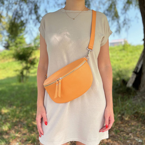 Pfirsichfarbene Bauchtasche mit schmalem Gurt – dezent und feminin über Crossbody getragen