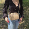 Video der Crossbody Duo Tasche mit Handyfach. Die Tasche wird geöffnet. In der Tasche befindet sich ein Smartphone im Frontfach und im Hauptfach befindet sich ein Scrunchie, eine längliche Geldbörse und ein Brillenetui.